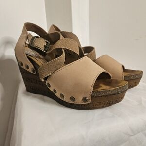 Sbicca Kiana Vintage Collection Boho Wedge Sandals Tan With Rivot Details Size10